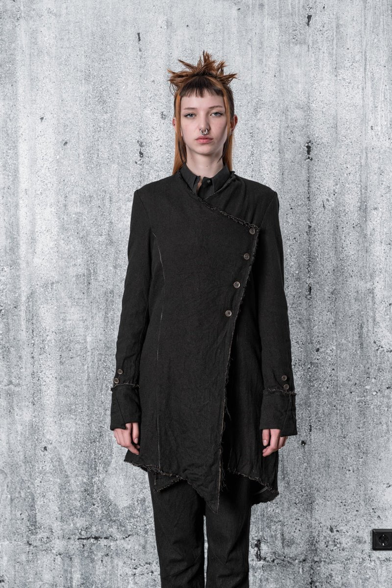 eigensinnig wien | Nietzsche | Asymmetrischer, schwarzer Kurzmantel aus Wolle für Damen