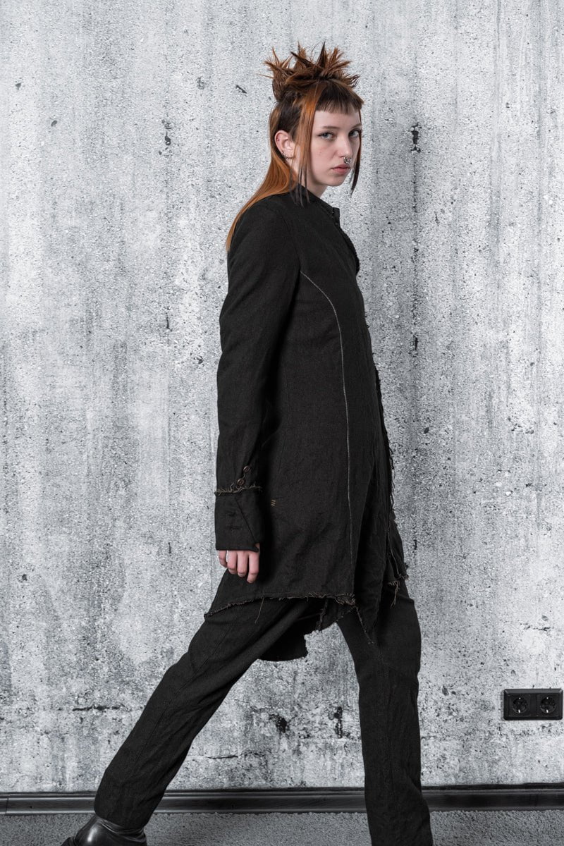 eigensinnig wien | Nietzsche | Asymmetrischer, schwarzer Kurzmantel aus Wolle für Damen