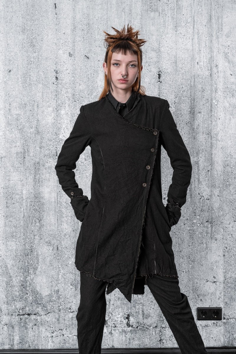 eigensinnig wien | Nietzsche | Asymmetrischer, schwarzer Kurzmantel aus Wolle für Damen