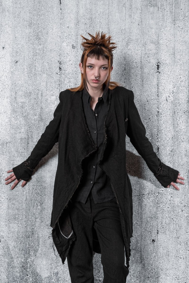 eigensinnig wien | Nietzsche | Asymmetrischer, schwarzer Kurzmantel aus Wolle für Damen