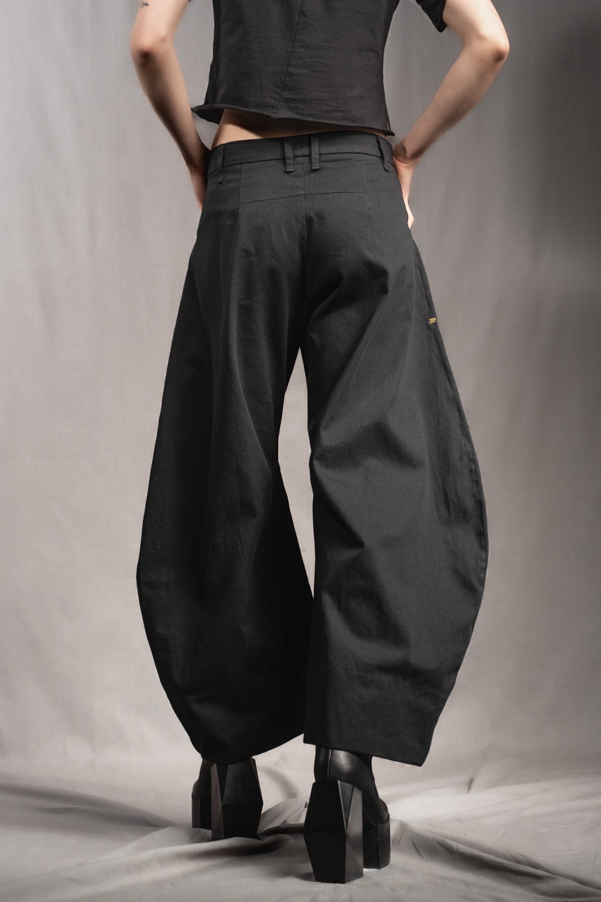 eigensinnig wien | Nin Nin A | Designer Barrel Leg Hose aus leichter, schwarzer Baumwolle