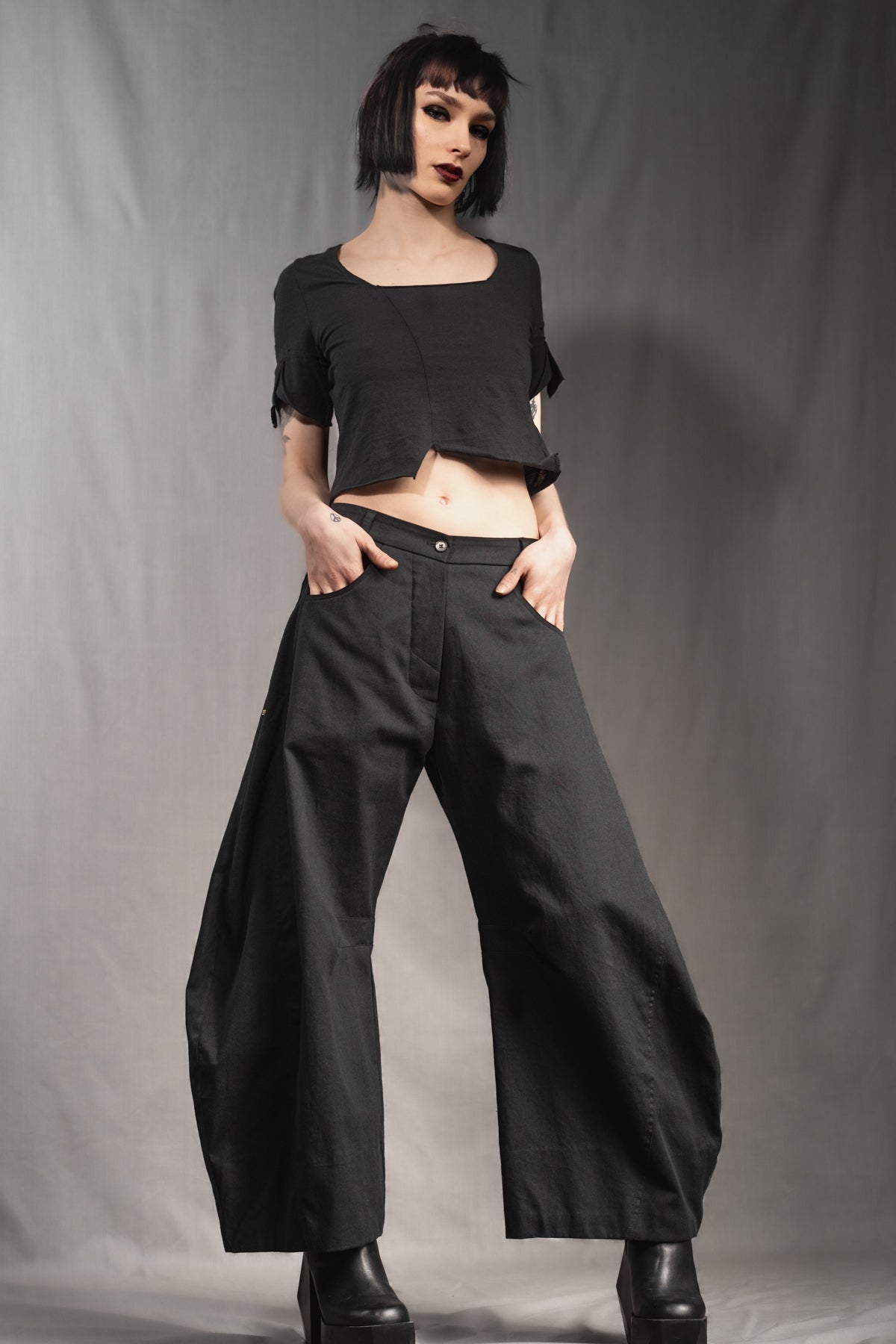 eigensinnig wien | Nin Nin A | Designer Barrel Leg Hose aus leichter, schwarzer Baumwolle