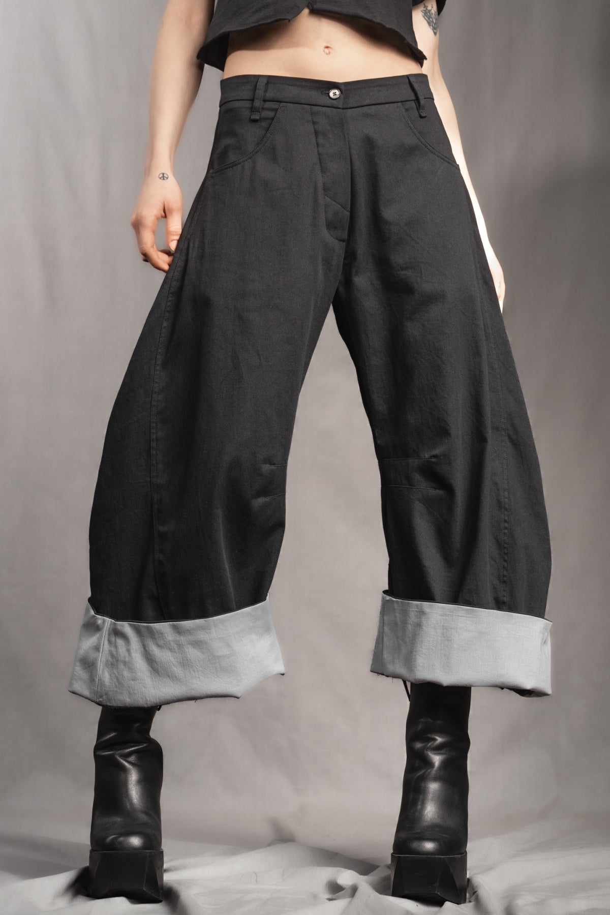 eigensinnig wien | Nin Nin A | Designer Barrel Leg Hose aus leichter, schwarzer Baumwolle