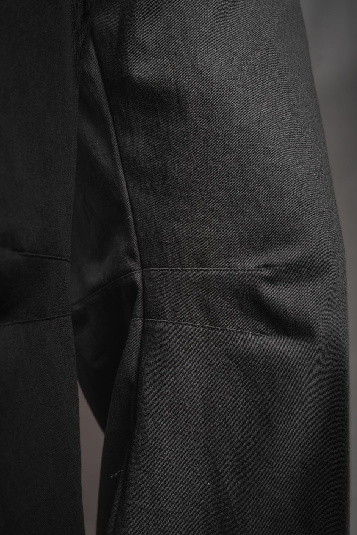 eigensinnig wien | Nin Nin A | Designer Barrel Leg Hose aus leichter, schwarzer Baumwolle