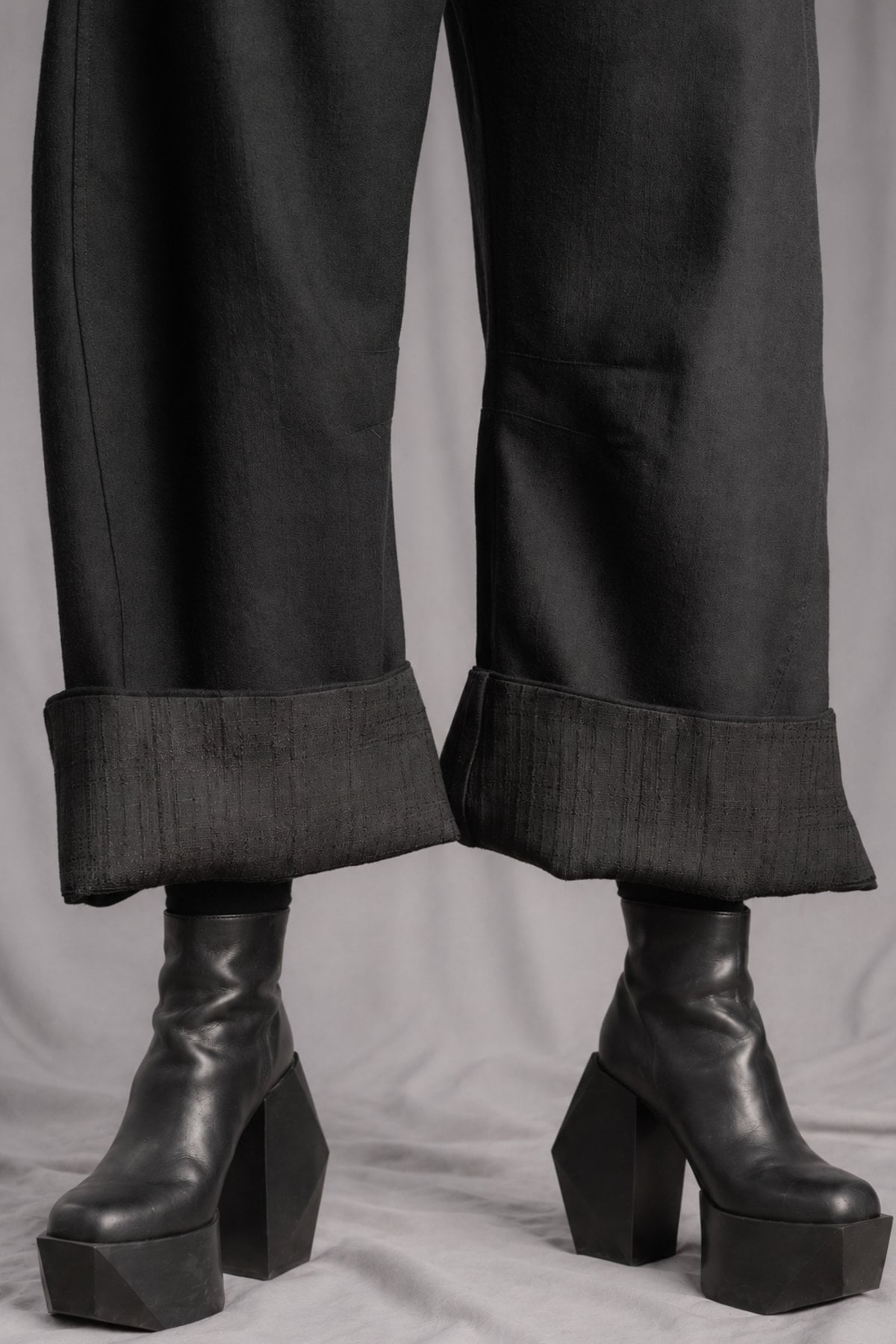 eigensinnig wien | Nin Nin A | Designer Barrel Leg Hose für Damen aus italienischer Wolle
