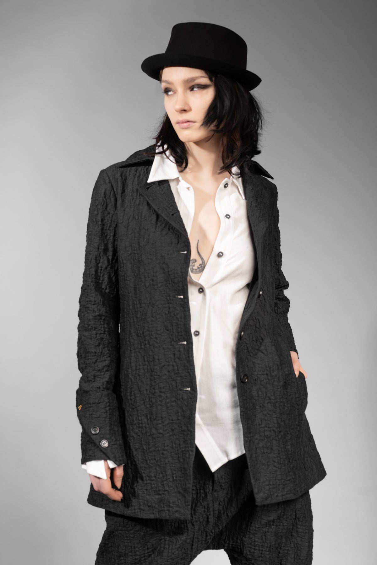 eigensinnig wien | Pales | Extravaganter, schwarzer Blazer für Damen aus exklusiver japanischer Baumwolle