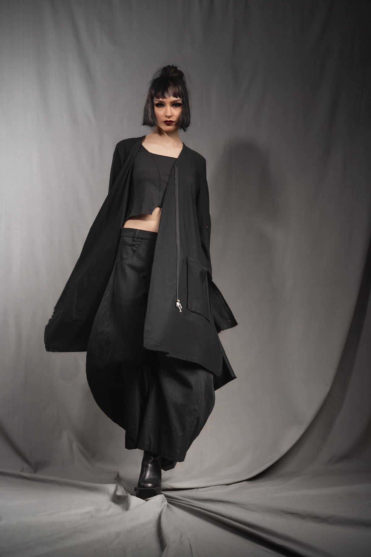 eigensinnig wien | Patti | Avantgardistisches, asymmetrisches Kleid mit Zip aus schwarzer Baumwolle