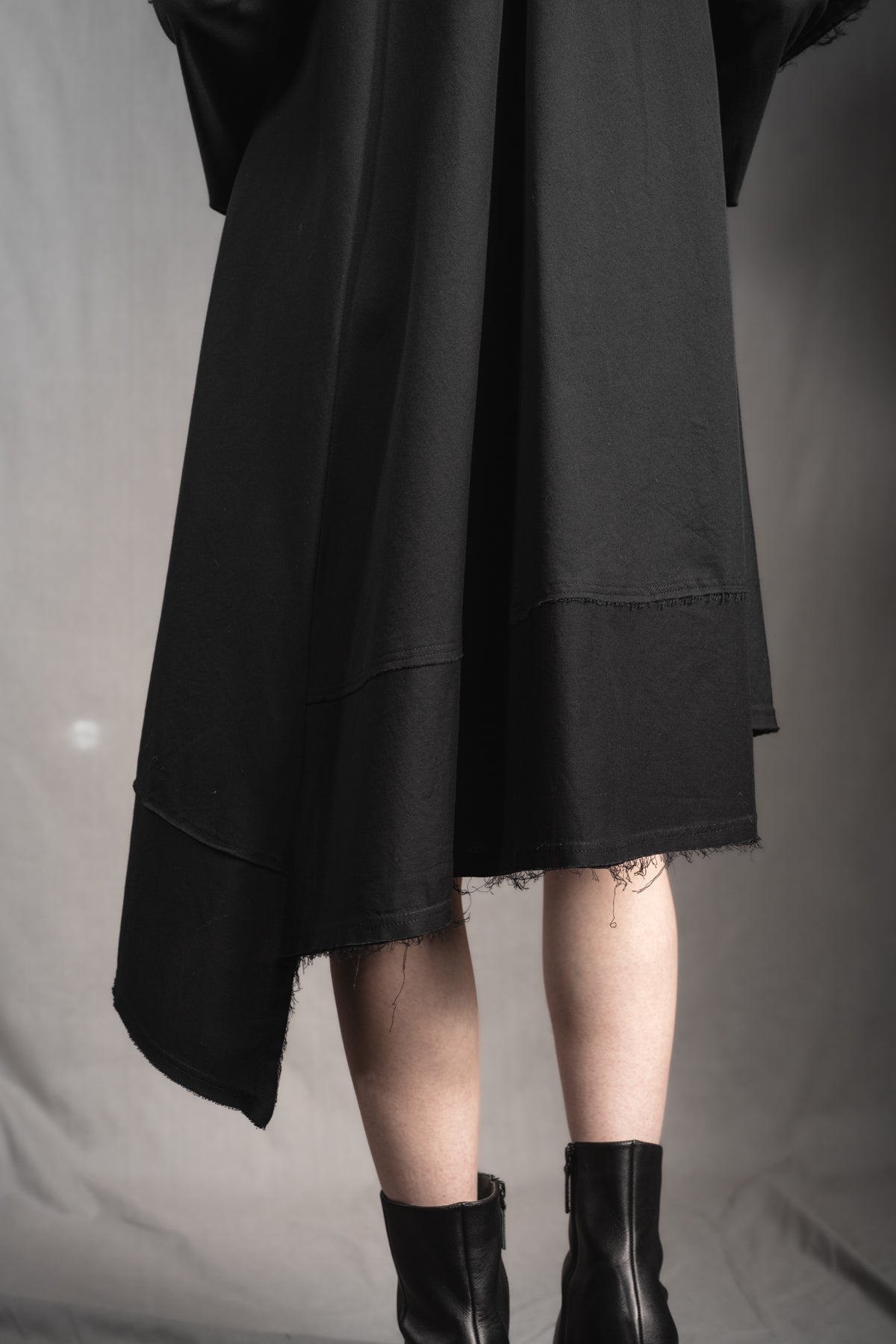 eigensinnig wien | Patti | Avantgardistisches, asymmetrisches Kleid mit Zip aus schwarzer Baumwolle