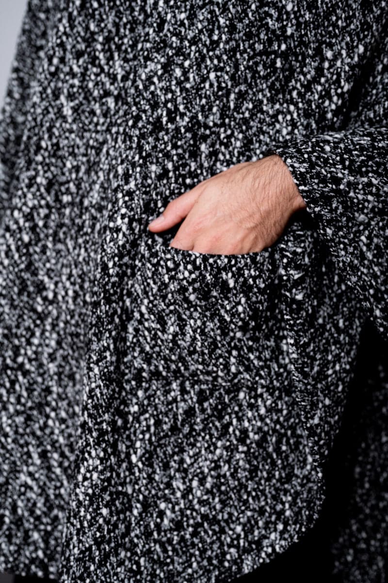 eigensinnig wien | Persephone | Extravagantes und weites Cape mit Kapuze aus Wolle in schwarz/weiß