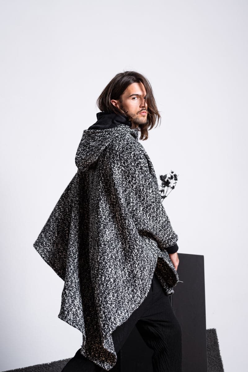 eigensinnig wien | Persephone | Extravagantes und weites Cape mit Kapuze aus Wolle in schwarz/weiß