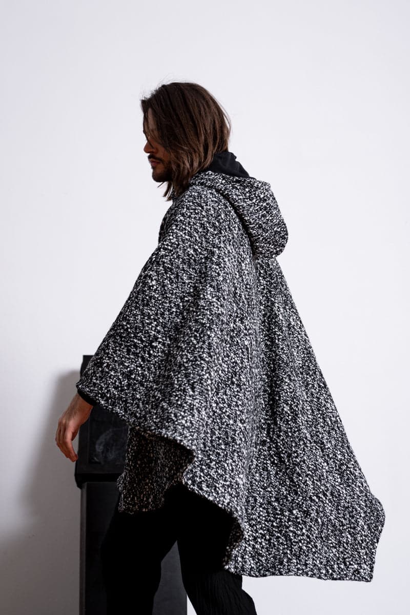 eigensinnig wien | Persephone | Extravagantes und weites Cape mit Kapuze aus Wolle in schwarz/weiß