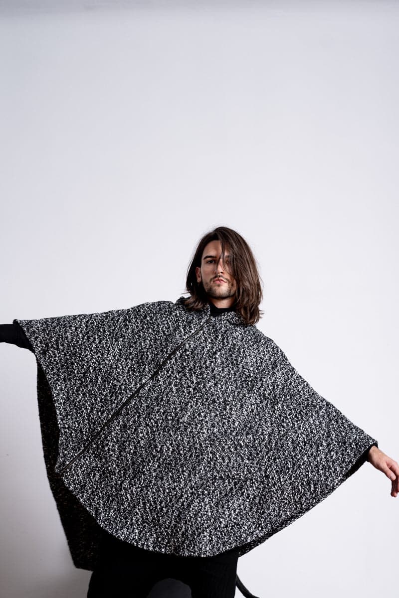 eigensinnig wien | Persephone | Extravagantes und weites Cape mit Kapuze aus Wolle in schwarz/weiß