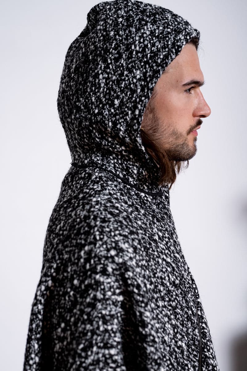 eigensinnig wien | Persephone | Extravagantes und weites Cape mit Kapuze aus Wolle in schwarz/weiß