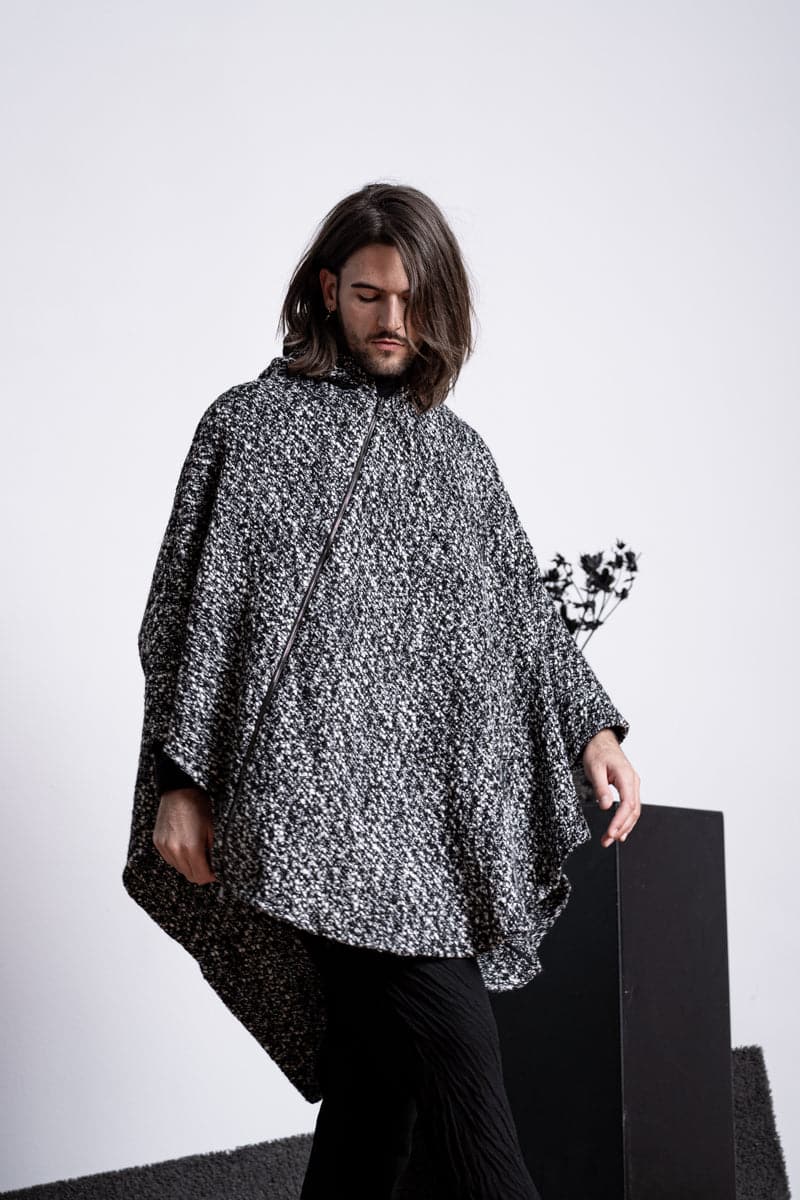 eigensinnig wien | Persephone | Extravagantes und weites Cape mit Kapuze aus Wolle in schwarz/weiß