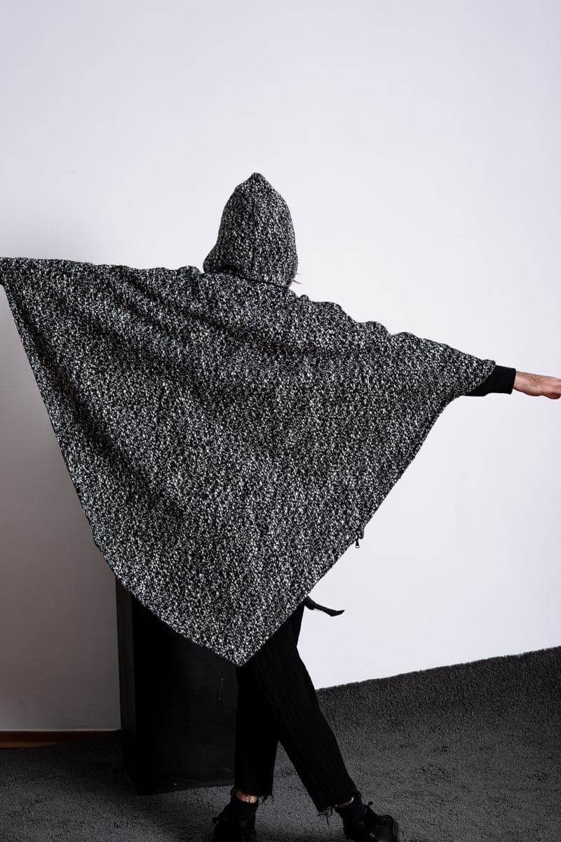 eigensinnig wien | Persephone | Extravagantes und weites Cape mit Kapuze aus Wolle in schwarz/weiß