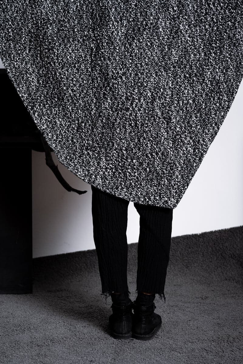 eigensinnig wien | Persephone | Extravagantes und weites Cape mit Kapuze aus Wolle in schwarz/weiß