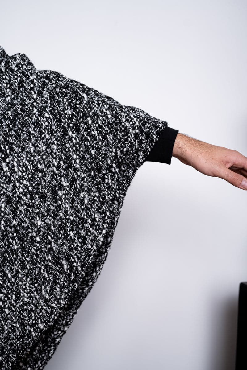 eigensinnig wien | Persephone | Extravagantes und weites Cape mit Kapuze aus Wolle in schwarz/weiß