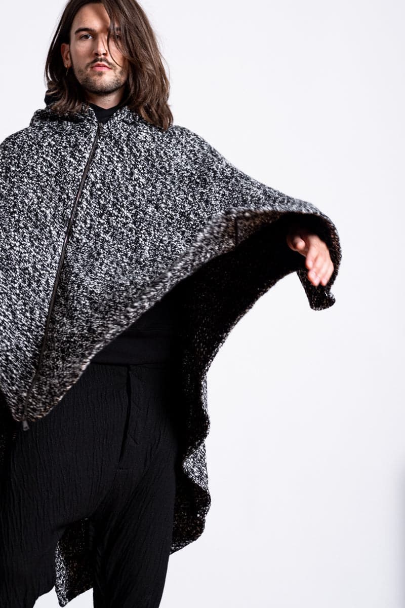 eigensinnig wien | Persephone | Extravagantes und weites Cape mit Kapuze aus Wolle in schwarz/weiß