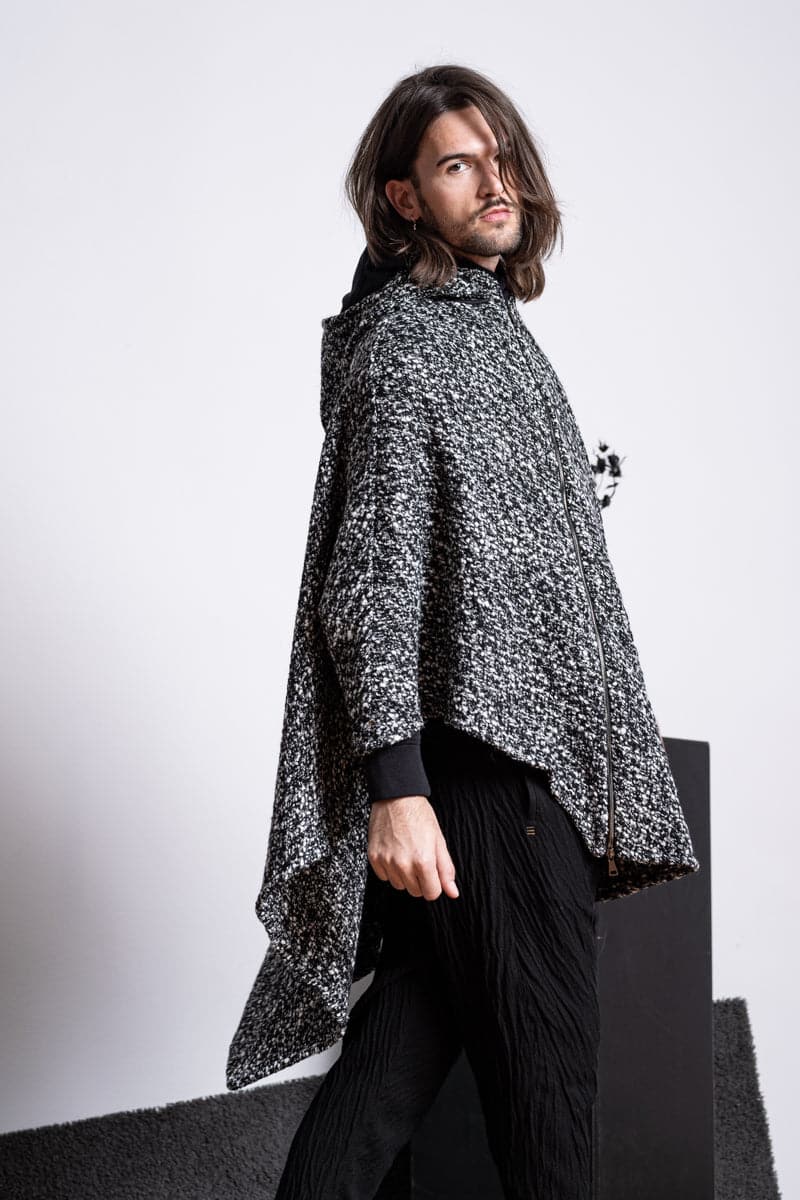 eigensinnig wien | Persephone | Extravagantes und weites Cape mit Kapuze aus Wolle in schwarz/weiß