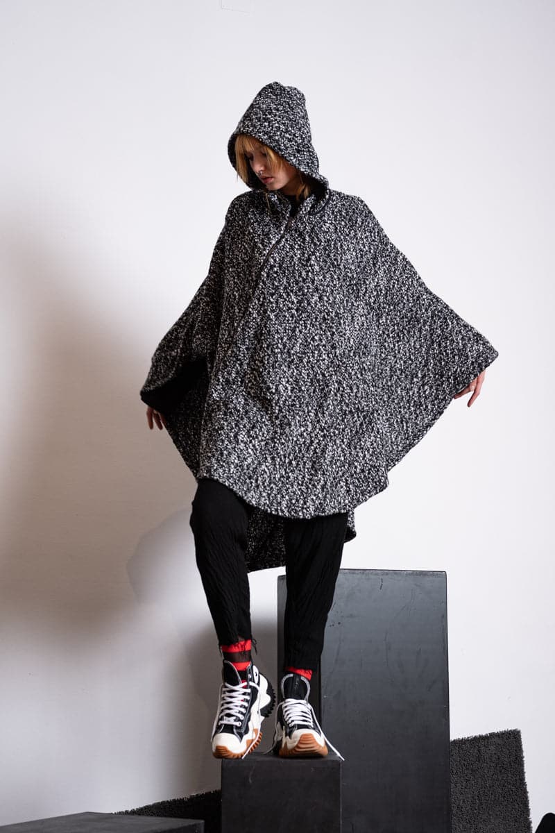 eigensinnig wien | Persephone | Extravagantes und weites Cape mit Kapuze aus Wolle in schwarz/weiß