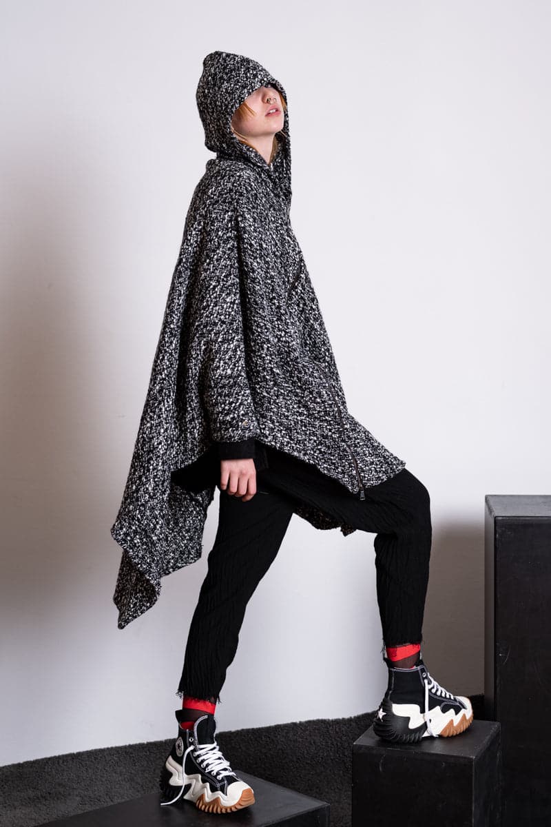 eigensinnig wien | Persephone | Extravagantes und weites Cape mit Kapuze aus Wolle in schwarz/weiß