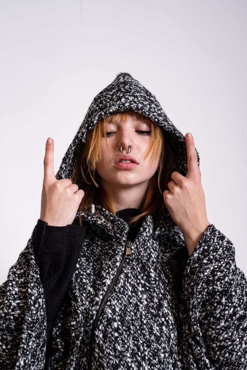 eigensinnig wien | Persephone | Extravagantes und weites Cape mit Kapuze aus Wolle in schwarz/weiß