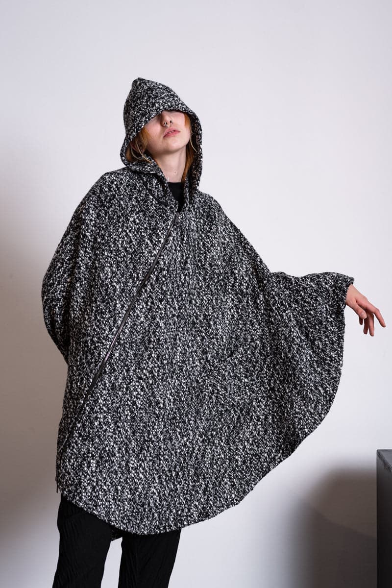 eigensinnig wien | Persephone | Extravagantes und weites Cape mit Kapuze aus Wolle in schwarz/weiß