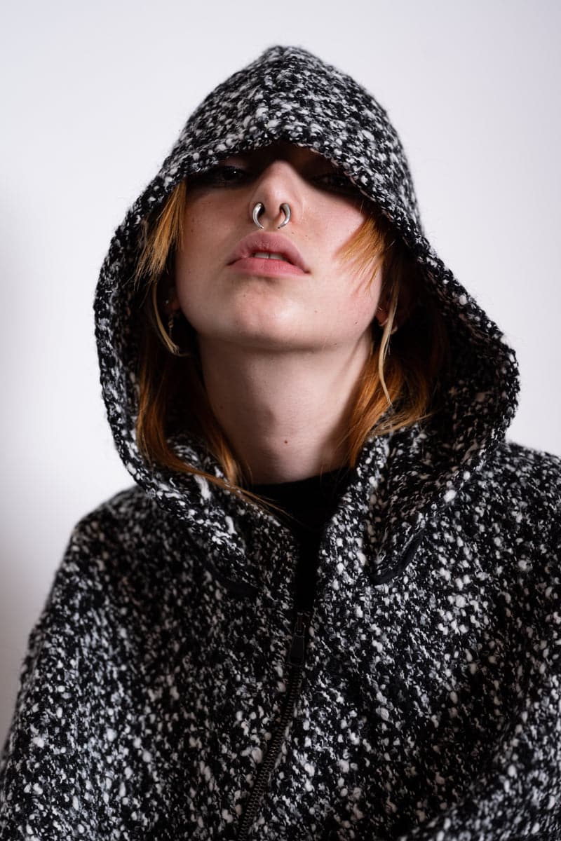 eigensinnig wien | Persephone | Extravagantes und weites Cape mit Kapuze aus Wolle in schwarz/weiß