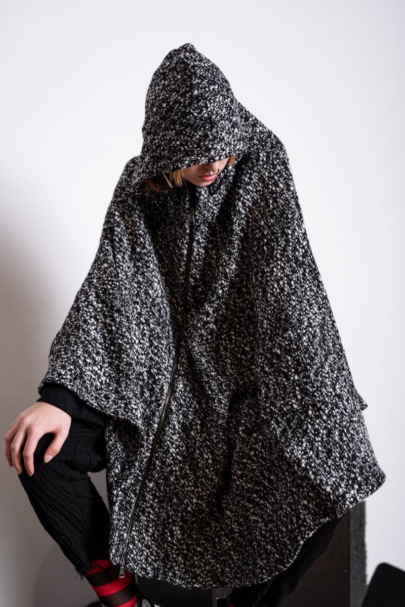 eigensinnig wien | Persephone | Extravagantes und weites Cape mit Kapuze aus Wolle in schwarz/weiß