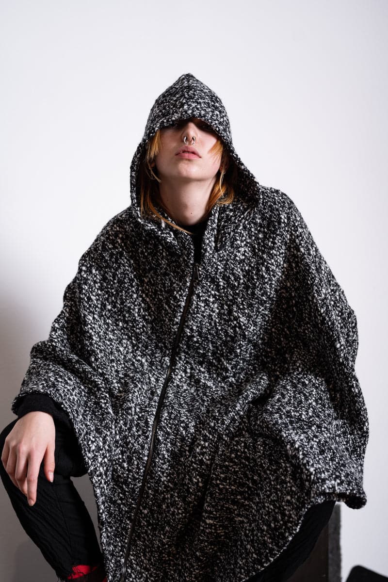eigensinnig wien | Persephone | Extravagantes und weites Cape mit Kapuze aus Wolle in schwarz/weiß
