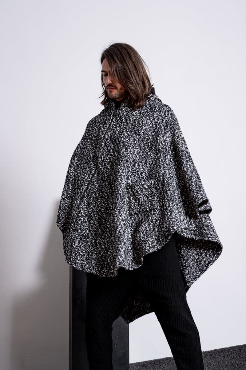 eigensinnig wien | Persephone | Extravagantes und weites Cape mit Kapuze aus Wolle in schwarz/weiß