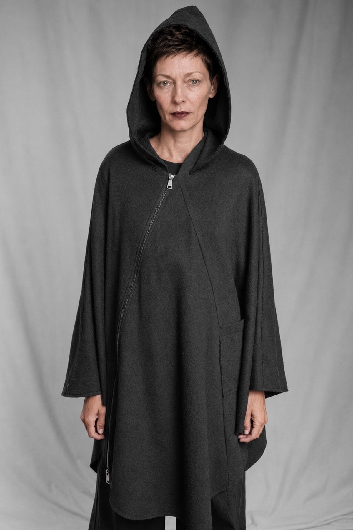 eigensinnig wien | Persephone | Schwarzer Hooded Designer-Poncho aus japanischem Luxusstoff