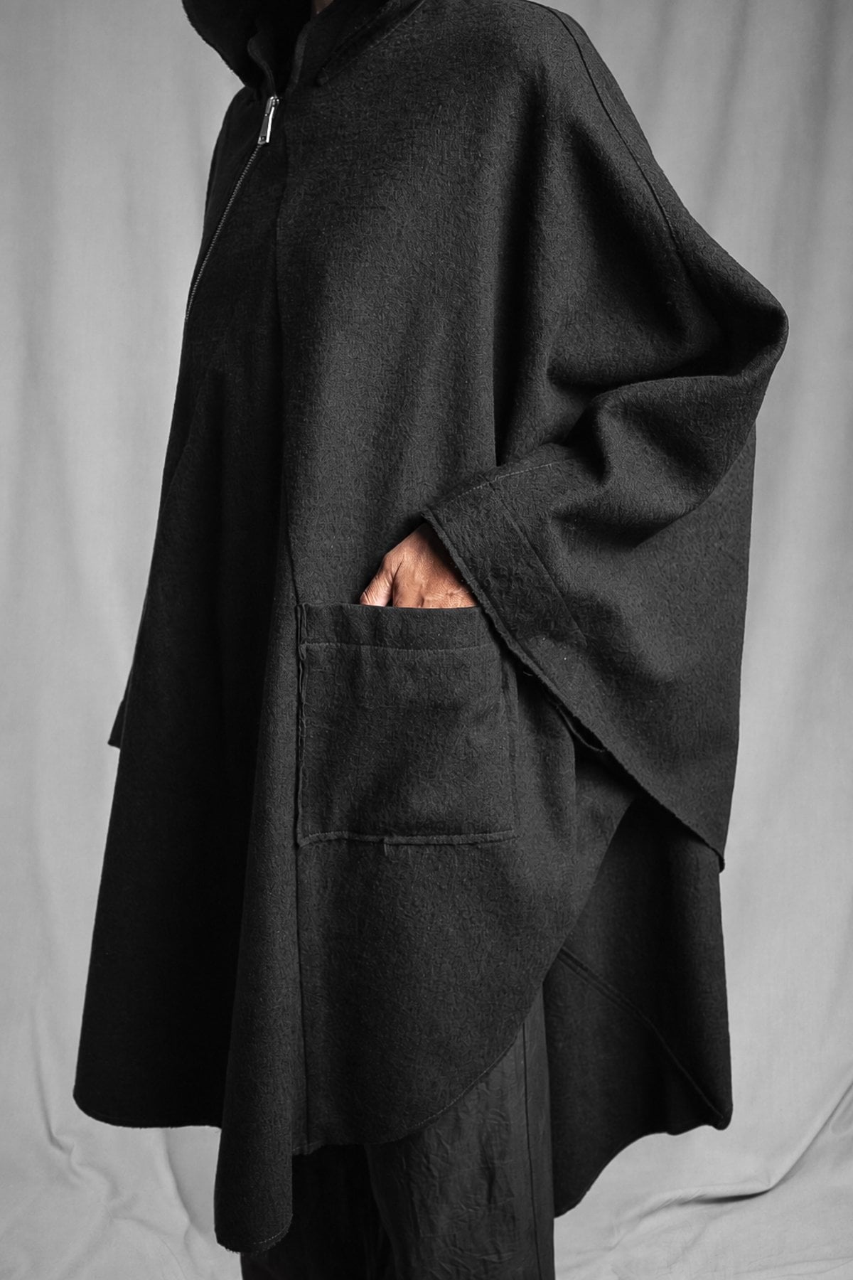 eigensinnig wien | Persephone | Schwarzer Hooded Designer-Poncho aus japanischem Luxusstoff