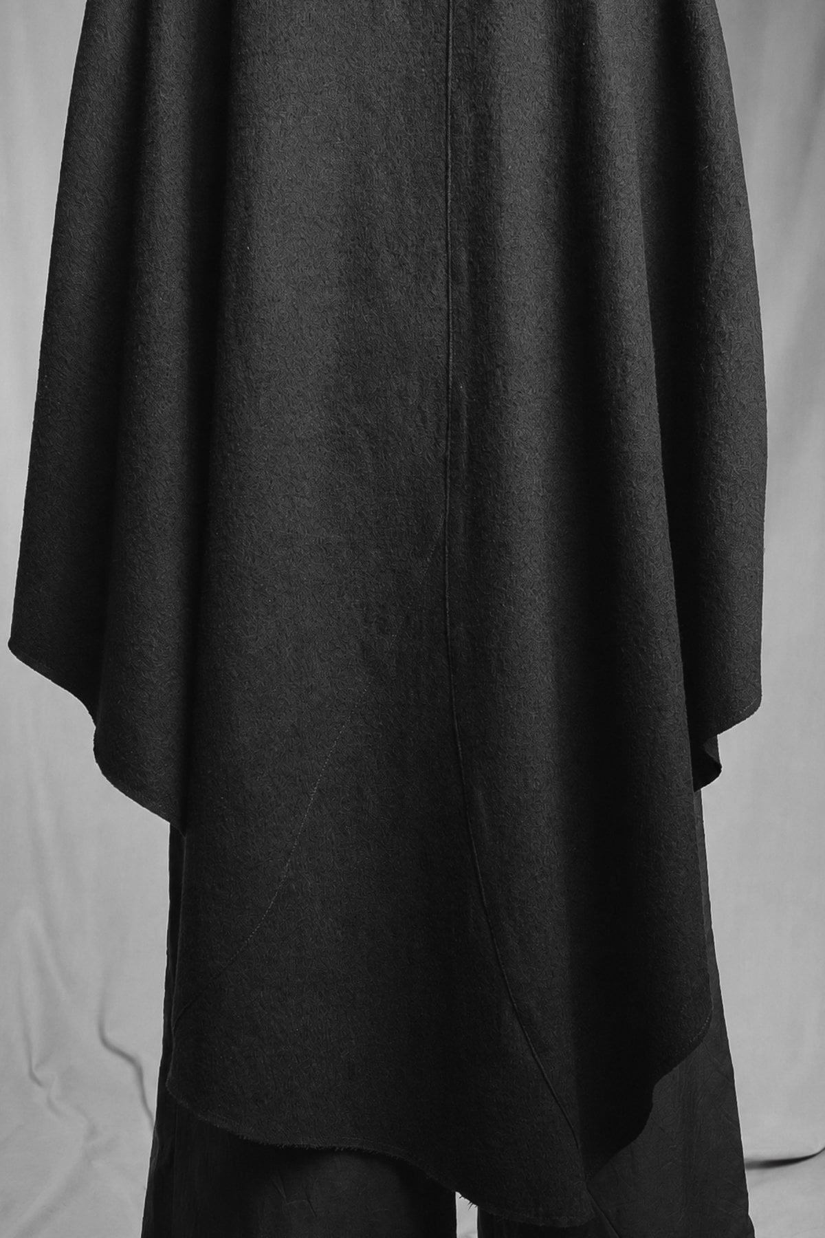eigensinnig wien | Persephone | Schwarzer Hooded Designer-Poncho aus japanischem Luxusstoff