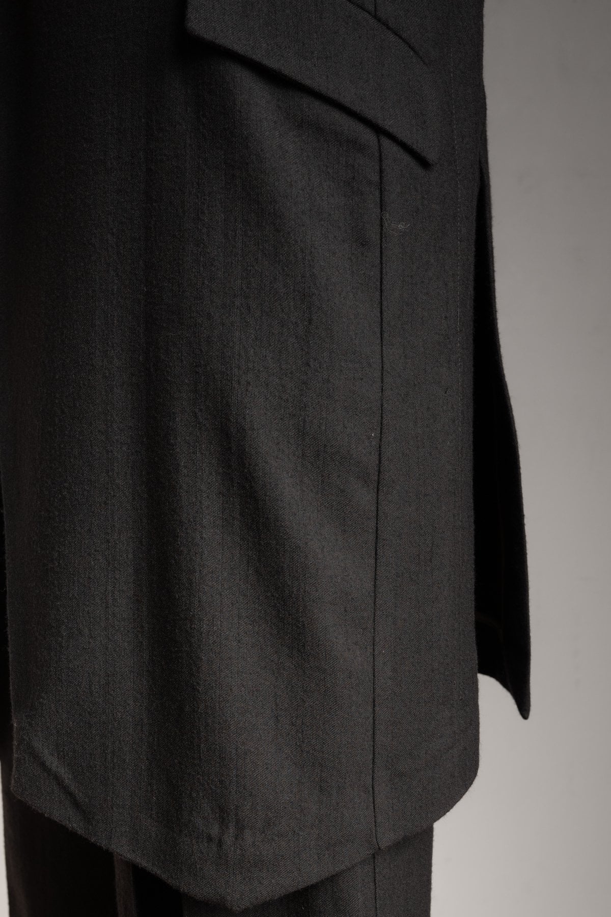 eigensinnig wien | Pesquet | Schwarzer Designer-Mantel für Herren aus reiner Wolle