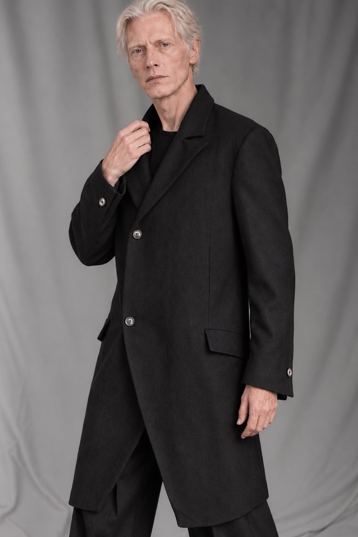 eigensinnig wien | Pesquet | Schwarzer Designer-Mantel für Herren aus reiner Wolle