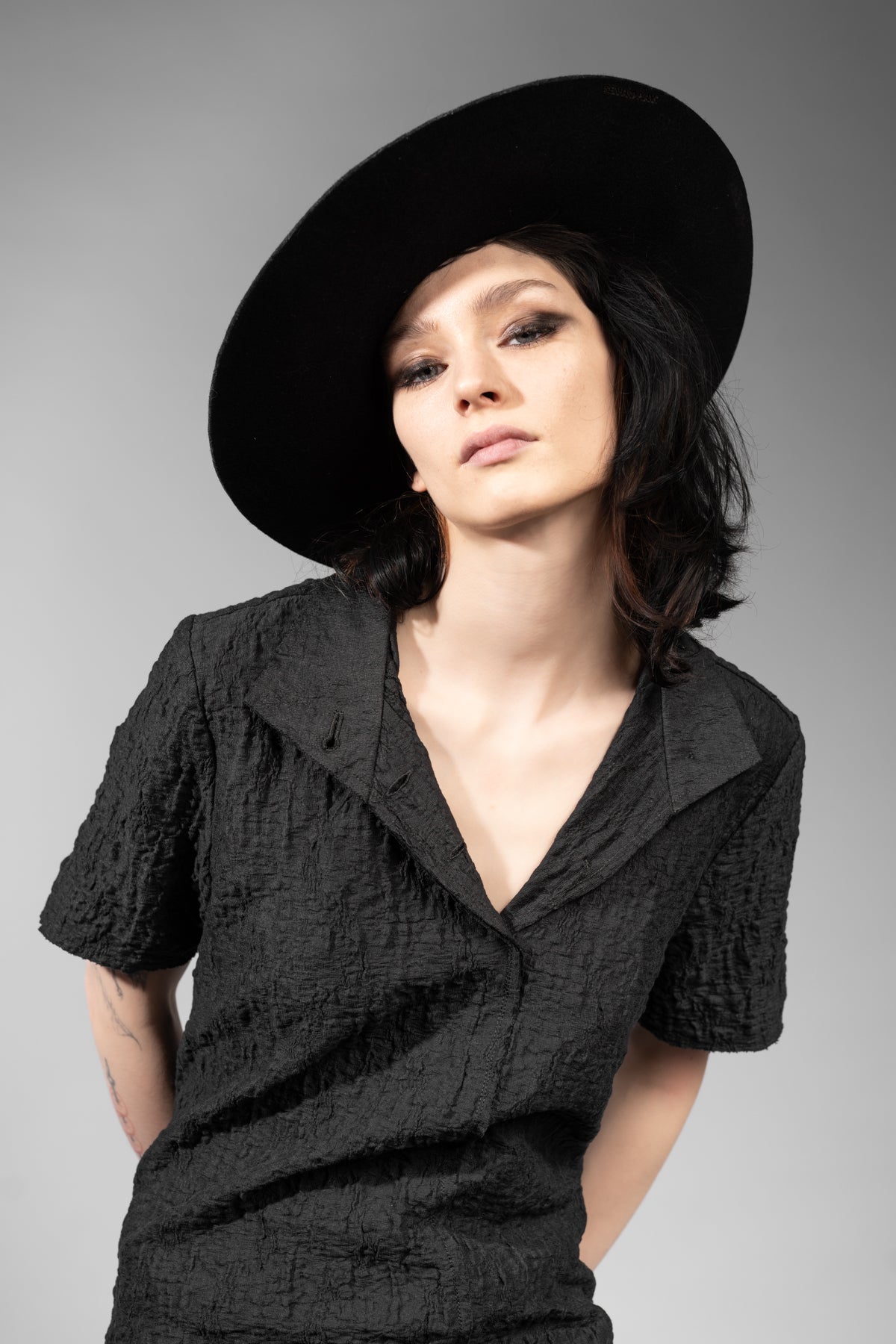 eigensinnig wien | Piaf | Extravagantes, asymmetrisches schwarzes Kleid aus japanischer Baumwolle