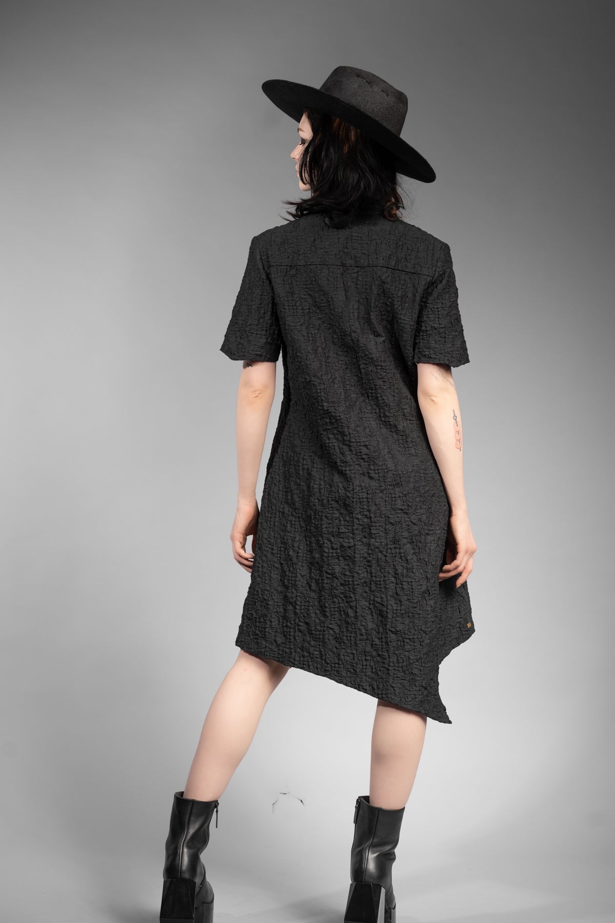 eigensinnig wien | Piaf | Extravagantes, asymmetrisches schwarzes Kleid aus japanischer Baumwolle