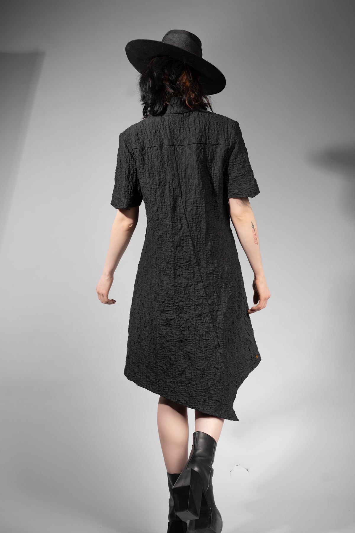 eigensinnig wien | Piaf | Extravagantes, asymmetrisches schwarzes Kleid aus japanischer Baumwolle