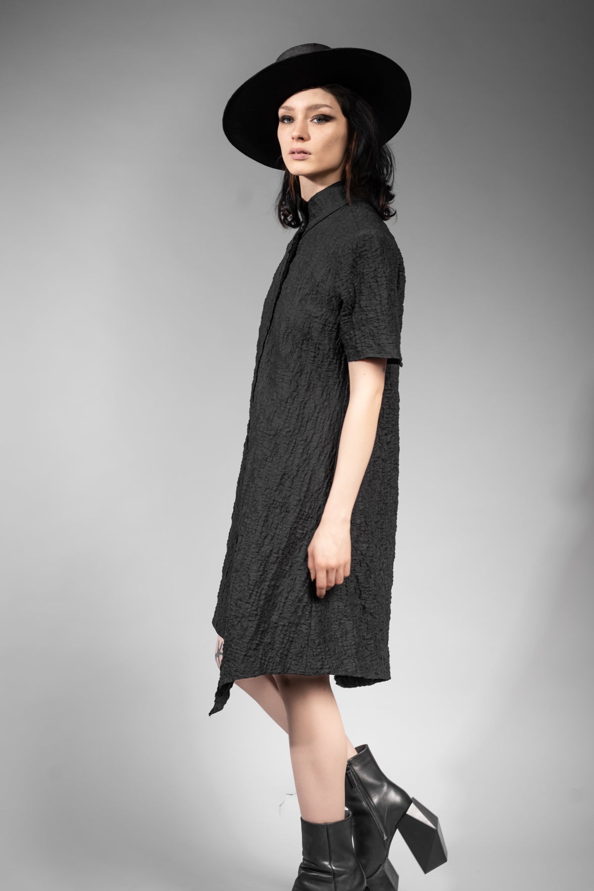 eigensinnig wien | Piaf | Extravagantes, asymmetrisches schwarzes Kleid aus japanischer Baumwolle