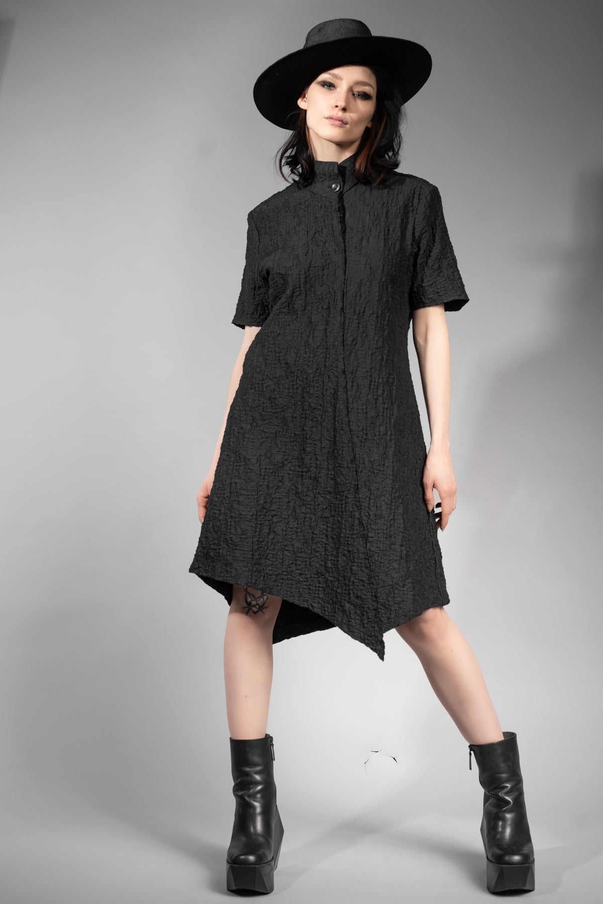 eigensinnig wien | Piaf | Extravagantes, asymmetrisches schwarzes Kleid aus japanischer Baumwolle