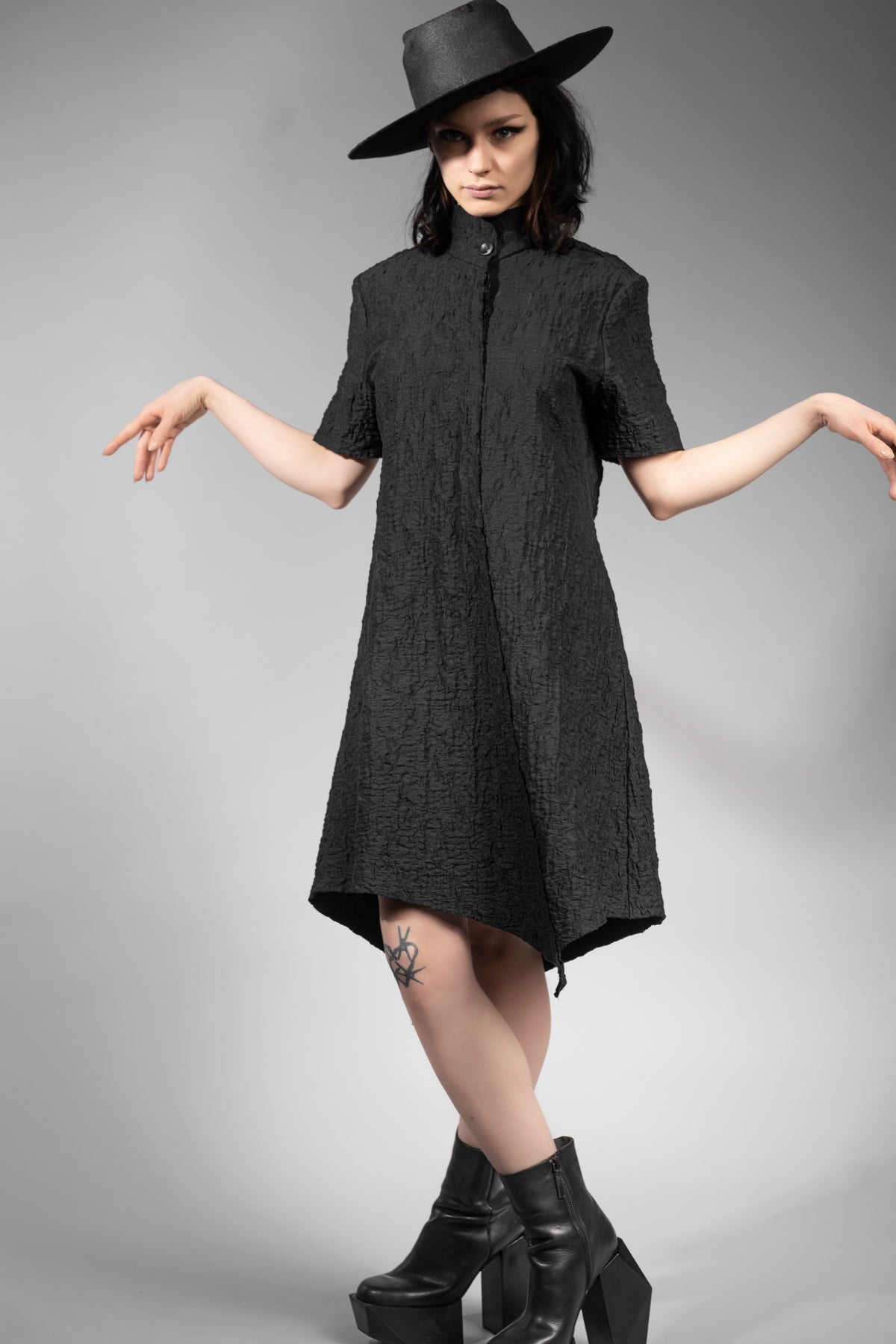 eigensinnig wien | Piaf | Extravagantes, asymmetrisches schwarzes Kleid aus japanischer Baumwolle