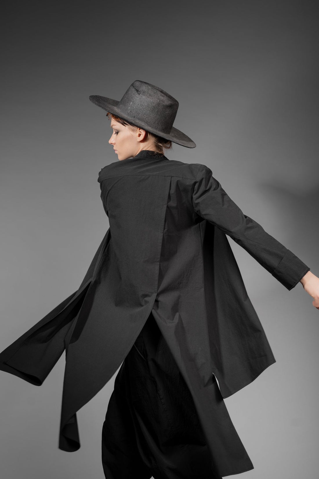 eigensinnig wien | PJ | Asymmetrische, schwarze Designer-Longbluse aus japanischer Baumwolle