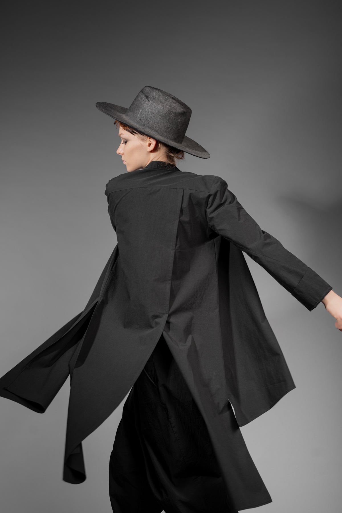 eigensinnig wien | PJ | Asymmetrische, schwarze Designer-Longbluse aus japanischer Baumwolle