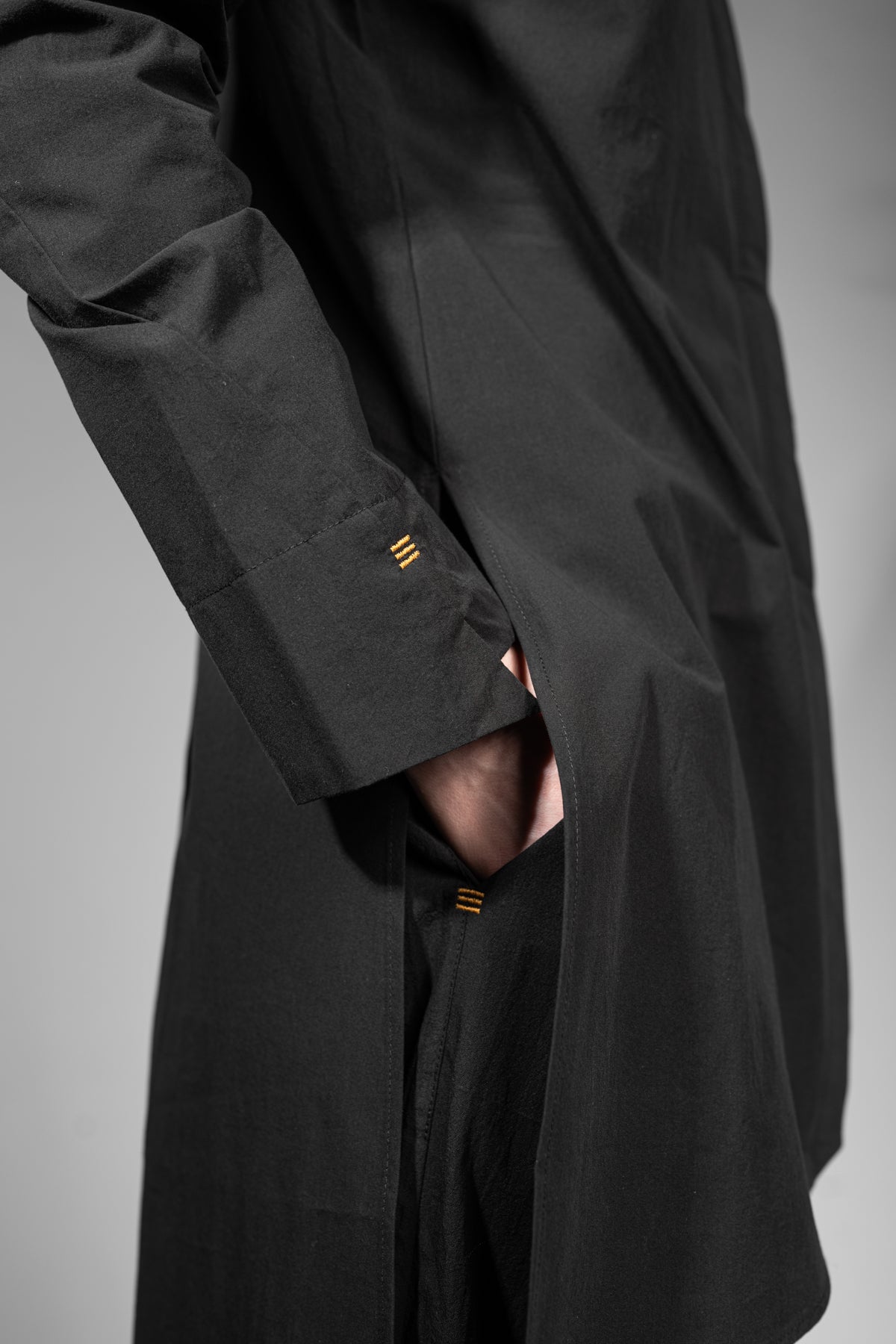 eigensinnig wien | PJ | Asymmetrische, schwarze Designer-Longbluse aus japanischer Baumwolle