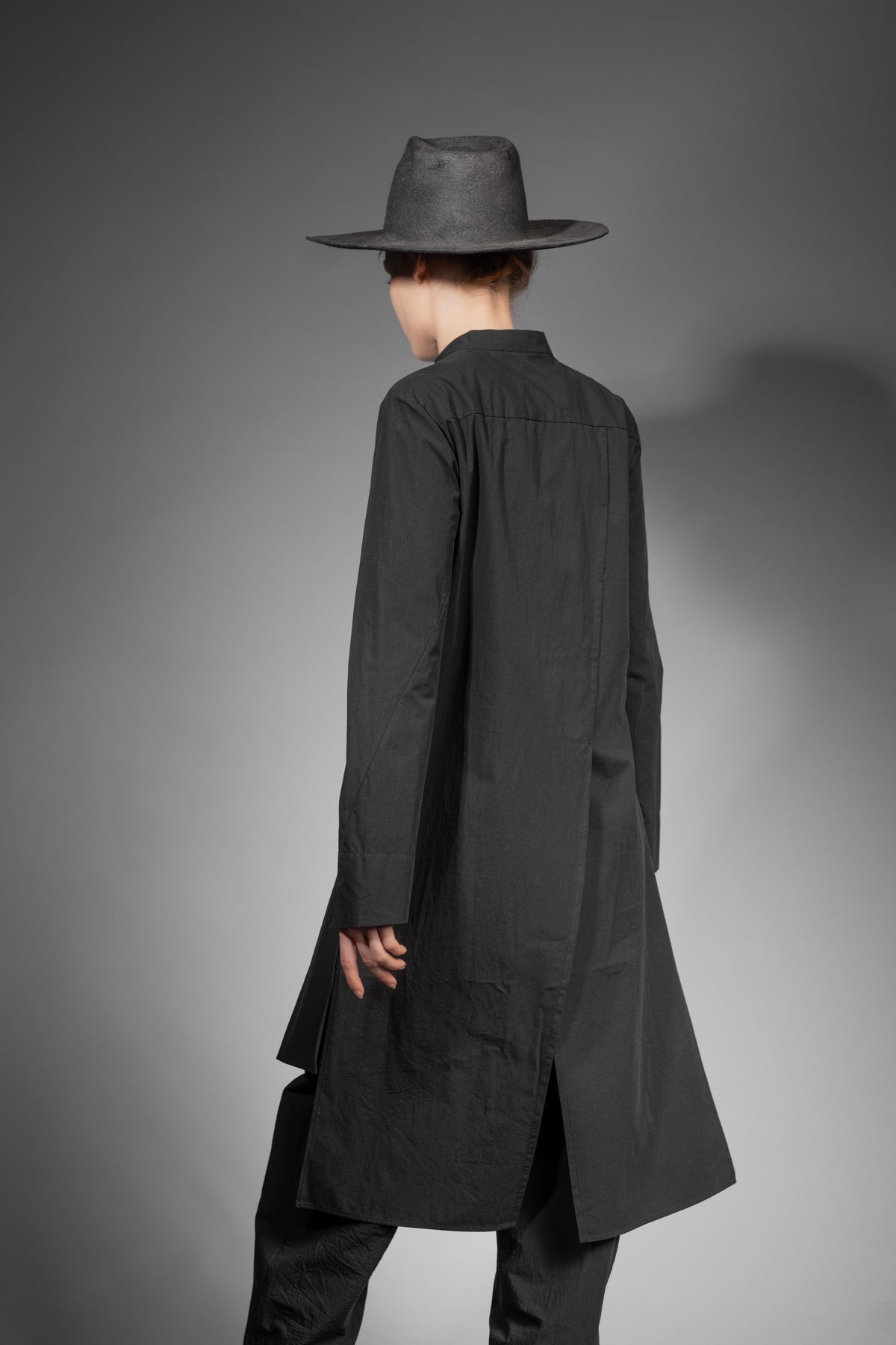 eigensinnig wien | PJ | Asymmetrische, schwarze Designer-Longbluse aus japanischer Baumwolle