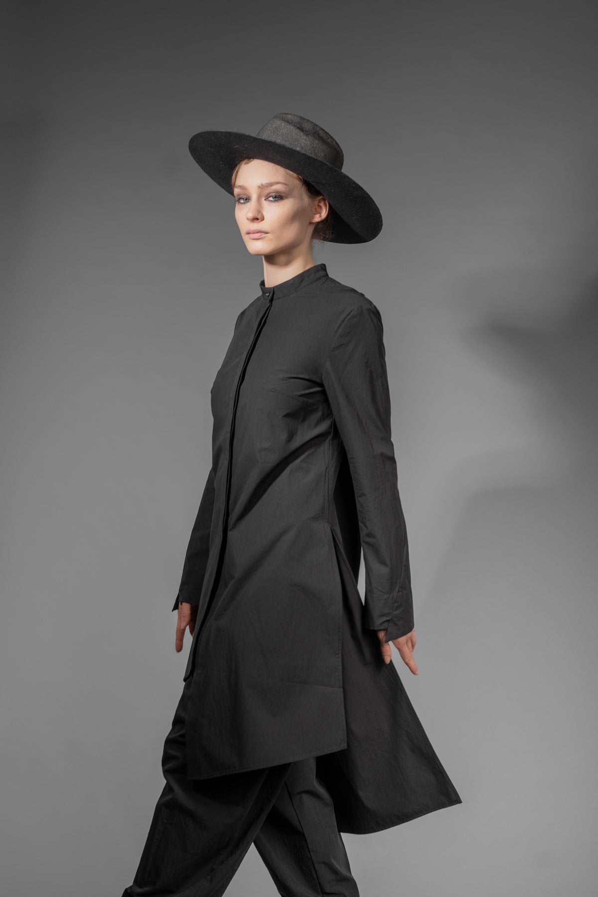 eigensinnig wien | PJ | Asymmetrische, schwarze Designer-Longbluse aus japanischer Baumwolle