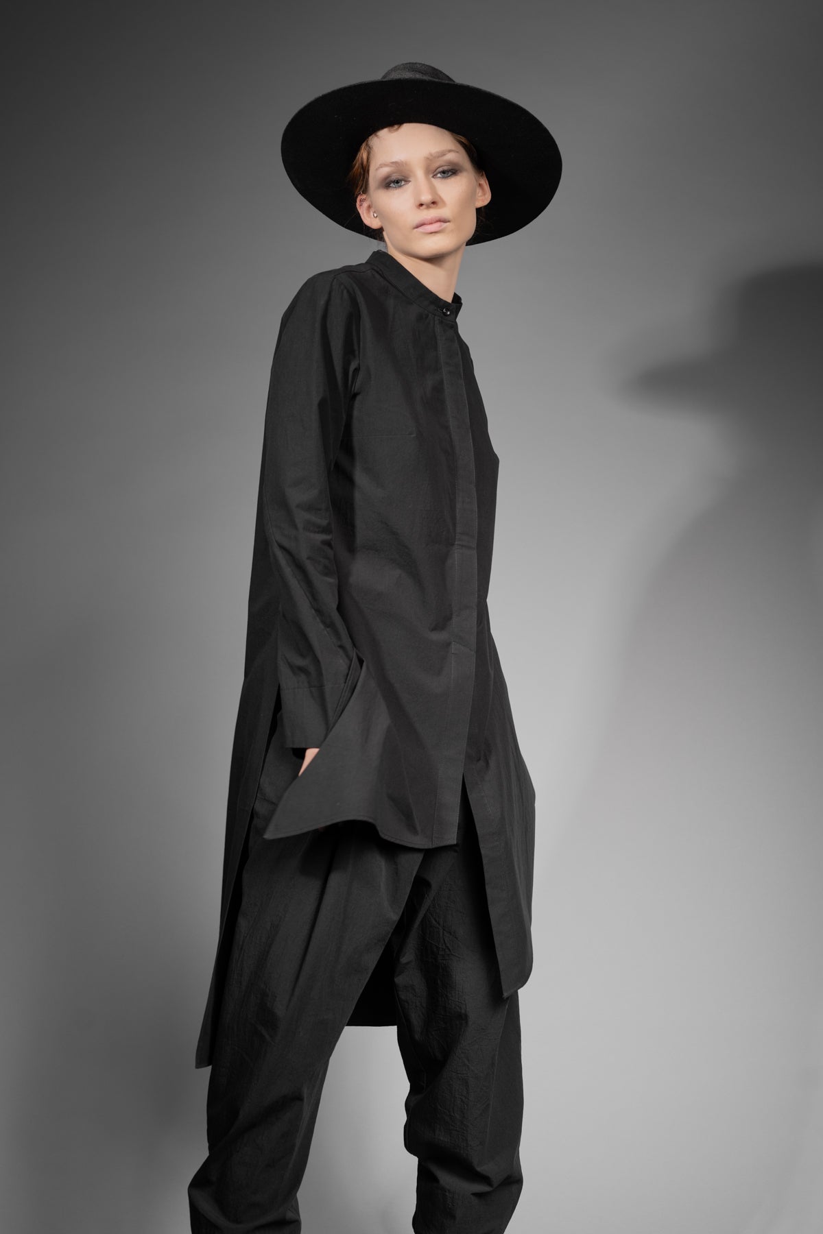 eigensinnig wien | PJ | Asymmetrische, schwarze Designer-Longbluse aus japanischer Baumwolle