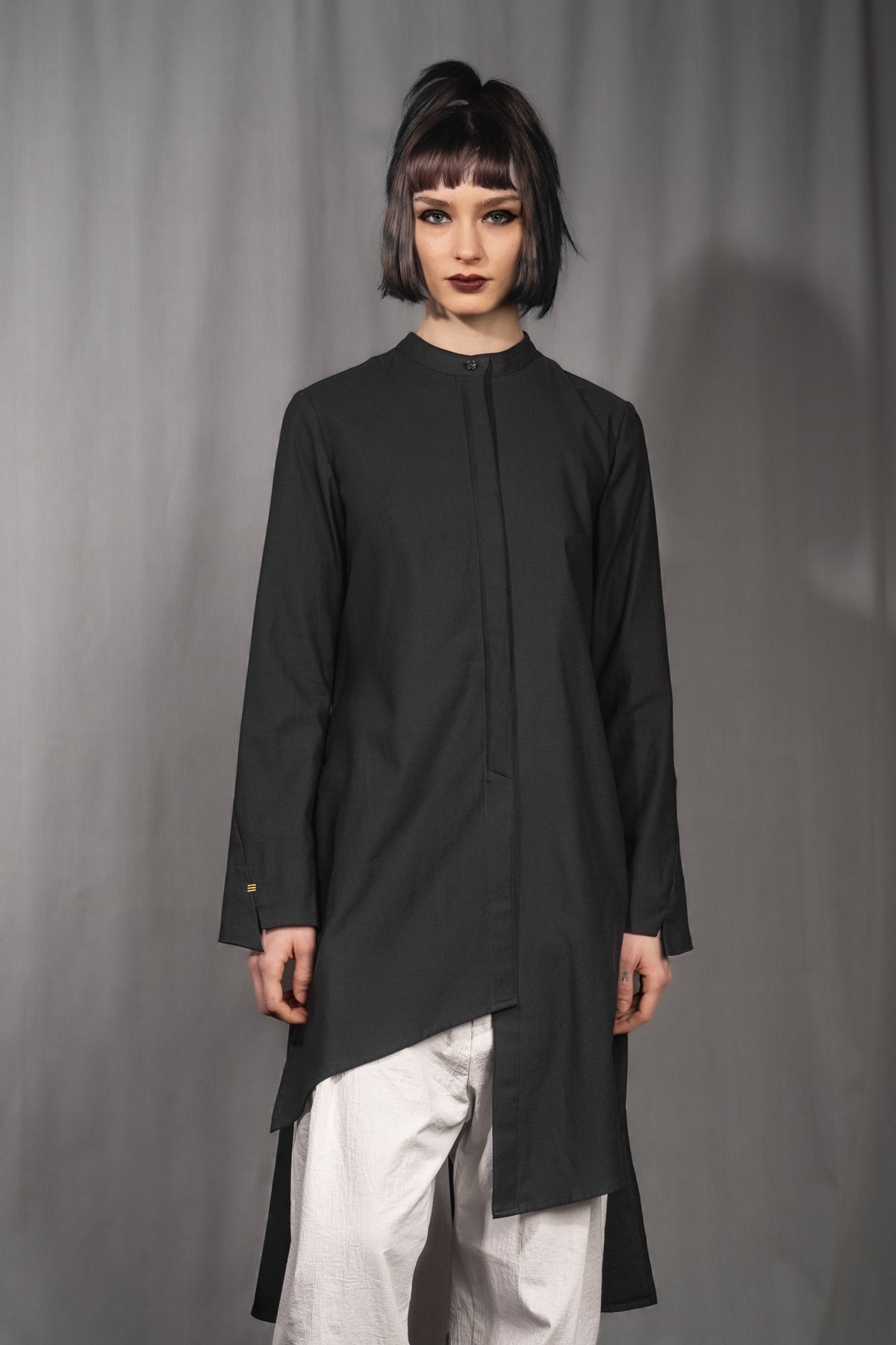 eigensinnig wien | PJ | Leichte, asymmetrische, schwarze Designer-Longbluse aus Baumwolle