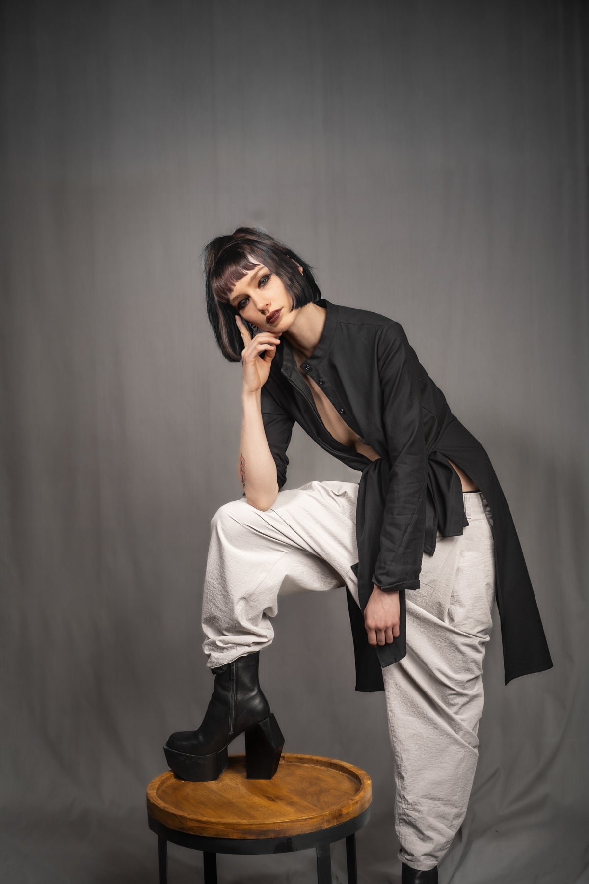 eigensinnig wien | PJ | Leichte, asymmetrische, schwarze Designer-Longbluse aus Baumwolle